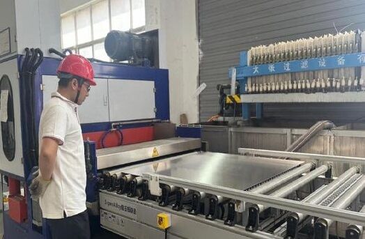 Piastra in acciaio per laminazione CCL Piastra giapponese in acciaio legato NAS ad alta precisione per pressatura a caldo laminata rivestita in rame