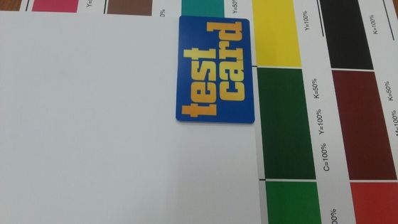 Alte immagini Konica Digital di definizione che stampa gli strati del PVC per produzione della carta del PVC