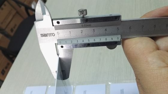 Alte immagini Konica Digital di definizione che stampa gli strati del PVC per produzione della carta del PVC
